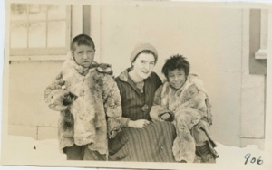 Image of Katie Hettasch with two Indian [Innu] children